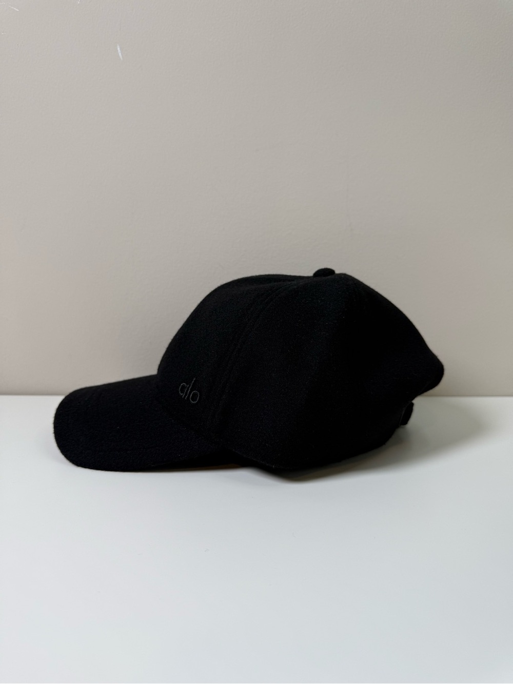 Alo Yoga | Off Duty Prestige Cap | Black | One Size - Picture 3 of 14